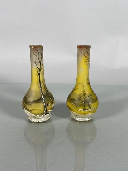 null Jean-Simon PEYNAUD (1869-1952) 
Pair of small glass soliflores vases decorated...