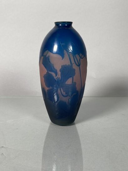 D'ARGENTAL 
Vase balustre en verre multicouche...
