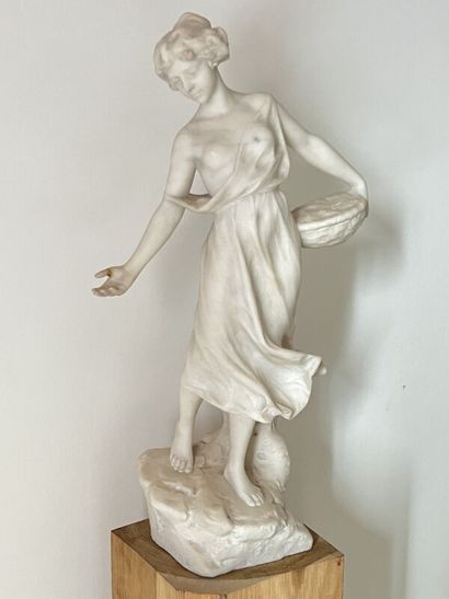 null French school early XXth century
Woman with basket
Marble subject
H. 71 cm
...