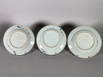 null CHINE / JAPON
Trois assiettes en porcelaine à décor Imari d'un panier fleuri...