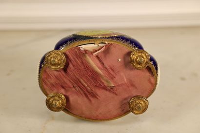 null Porcelain jewelry box in the taste of Sevres, blue bottom of furnace with reserves...