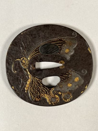 null JAPON 
Epoque EDO (1603-1868) XVIIIe
Nagamaru gata en fer à décor en hira zogan...