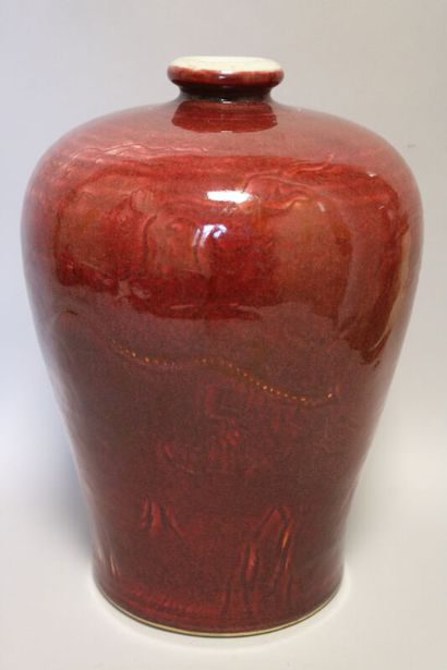 null Red enamel porcelain vase decorated with a dragon 
H. 32 cm - Ø. 24 cm