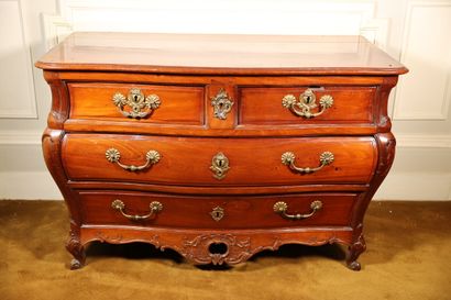 null Mahogany Bordeaux chest of drawers opening to four drawers on three rows, handles...