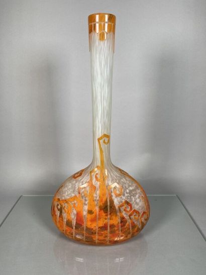 null LE VERRE FRANÇAIS - CHARDER
Vase soliflore à panse aplatie en verre modèle "Fougères",...
