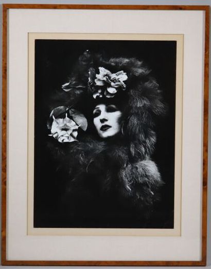 null Irina IONESCO (born 1930)
Portrait with a fur cap
Photograph signed lower right
39.2...