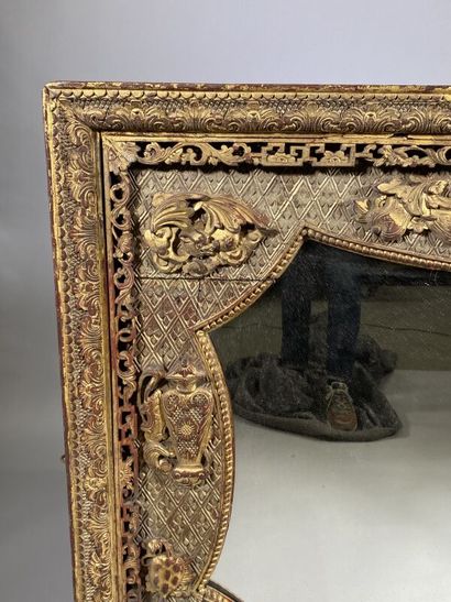 null CHINA 
Large rectangular mirror in carved and gilded wood decorated with vases,...