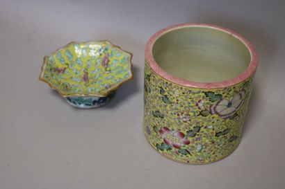 null Brush pot H.12 - Ø. 12,5 cm and 
Porcelain cup H. 5 - Ø. 12 cm decorated with...