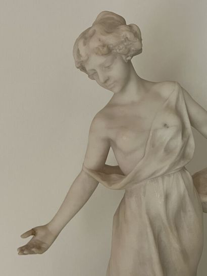 null Ecole française début XXe
Femme au panier
Sujet en marbre
H. 71 cm
(Acciden...