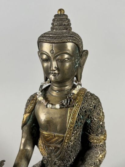 null Buddha subject in bronze 
H. 31 cm