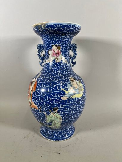 null CHINE - Epoque de la République - MINGUO (1912 - 1949)
Vase balustre à col ouvert,...