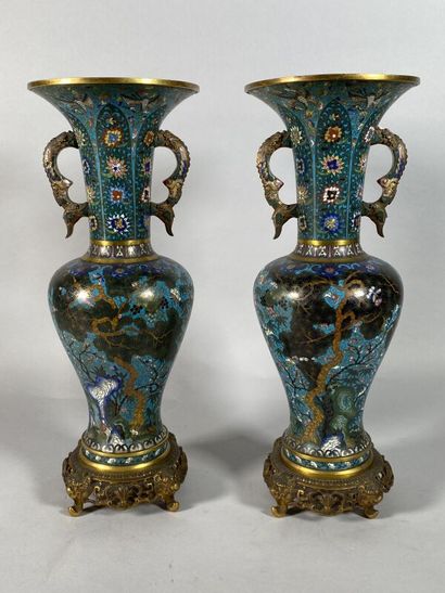 CHINE, début XXe
Paire de vases balustres...
