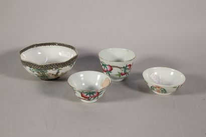 null Suite quatre bols en porcelaine à décor de fruits et oiseaux branchés 
(Le plus...