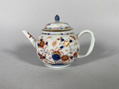 null CHINE 
Petite théière en porcelaine à décor Imari de fleurs. 
H. 12,5 cm 
(Prise...