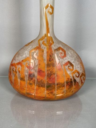 null LE VERRE FRANÇAIS - CHARDER
Vase soliflore à panse aplatie en verre modèle "Fougères",...