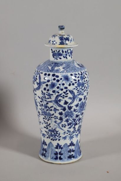 null CHINE, Canton - XIXe 
Vase couvert en porcelaine décorée en bleu sous couverte...