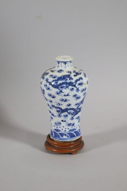 null CHINE, Canton - XIXe 
Vase meiping miniature en porcelaine décorée en bleu sous...