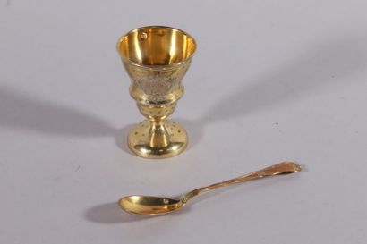 null Egg cup and its egg spoon in 925 thousandths vermeil, guilloche decoration,...