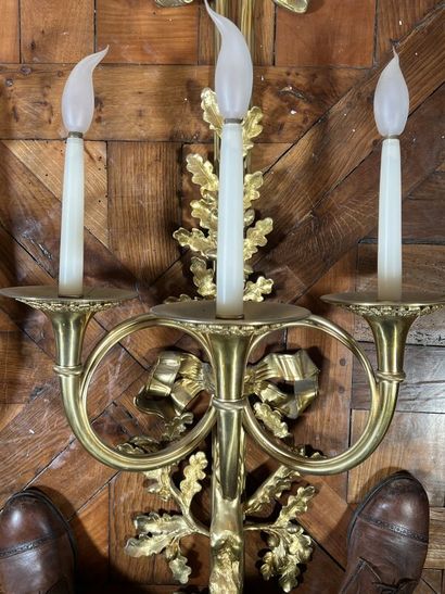 null Pair of important three-light sconces in chased and gilded bronze with a hunting...