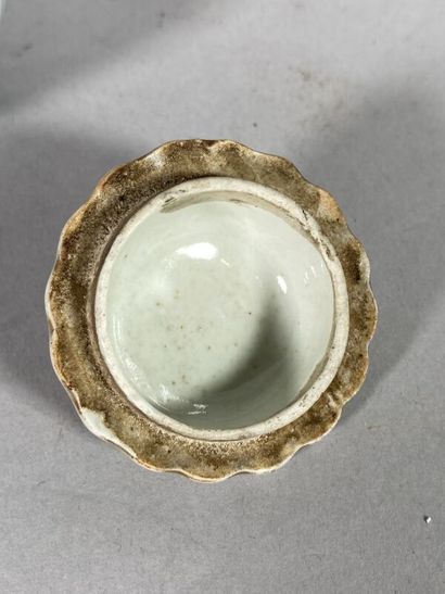 null CHINE 
Petite théière en porcelaine côtelée à décor Imari
H. 9 cm 