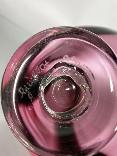 null Alain GUILLOT (1948) 
Vase boule à col en verre opacifié rosé à décor abstrait,...