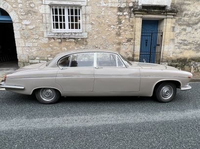 null JAGUAR 420 G Sedan from 1968

This vehicle has 66,000 km on the odometer. It...