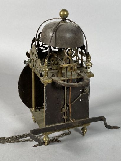 null Pendule lanterne dite "Capucine" en fer bronze et laiton ciselé, double cadran...