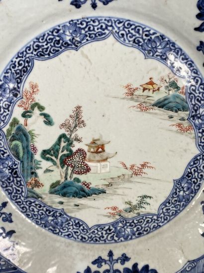 null CHINE 
Paire de plats creux en porcelaine à décor au centre d'un paysage avec...