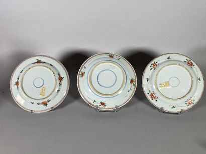 null CHINE 
Paire d'assiettes en porcelaine à décor d'émaux polychromes de la famille...