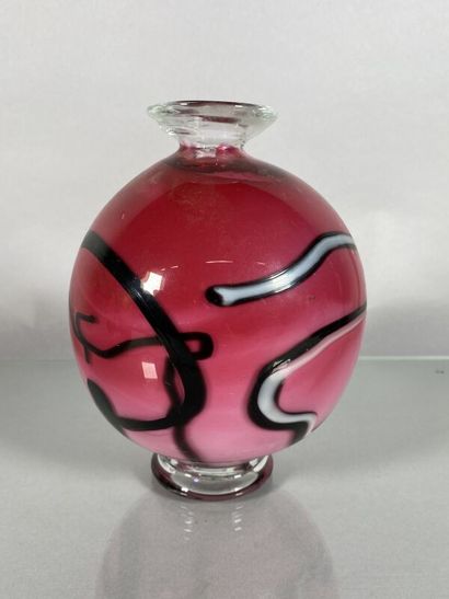 null Alain GUILLOT (1948) 
Vase ball with neck out of pink opacified glass with abstract...