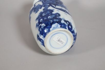null CHINE - XIXe siècle
Petit vase rouleau en porcelaine décorée en bleu sous couverte...