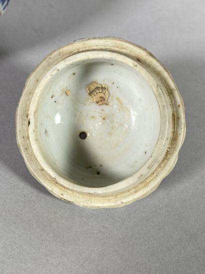 null CHINE 
Petite théière en porcelaine côtelée à décor Imari.
H. 12 cm
(Anse r...