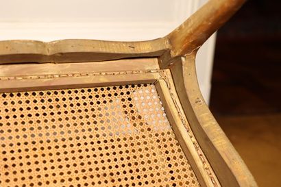 null Paire de fauteuils cannés XVIIIe en bois sculpté et redoré à dossier droit,...