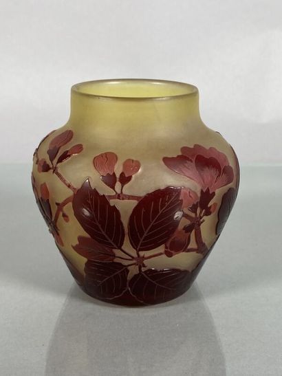 null Establishments GALLÉ (1904-1936) 
Small vase of baluster form out of multi-layer...