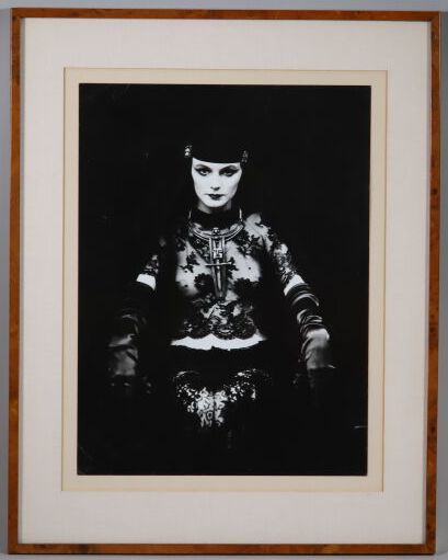 null Irina IONESCO (born 1930)
Portrait with torque necklace
Photograph 
39,1 x 29,1...