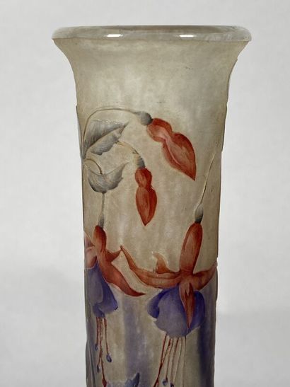 null DAUM NANCY 
Vase soliflore en verre multicouche à décor dégagé à l'acide d'iris...