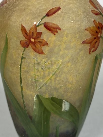 null DAUM NANCY FRANCE 
Petit vase balustre en verre multicouche à décor dégagé à...