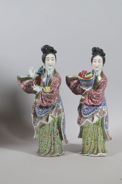 null CHINA - Republic period - MINGUO (1912 - 1949)
Pair of statuettes of young women...