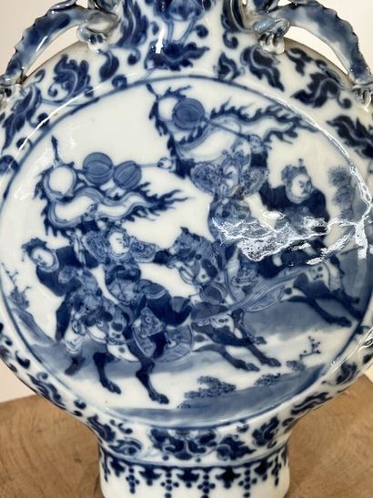 null Vase gourde en porcelaine blanc-bleu à décor de guerriers
H. 26 cm - L. 19 ...