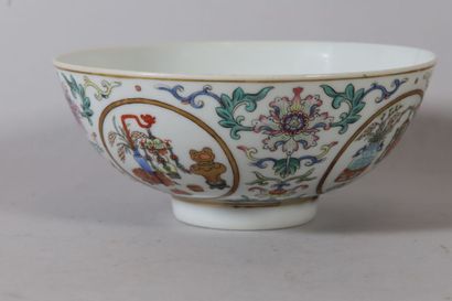 null CHINA
Porcelain bowl of the pink family decorated with objects of a scholar.
Ø....