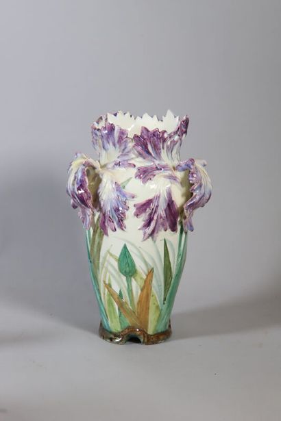 null Delphin MASSIER (1836-1907) à Vallauris
Vase en céramique à décor d'iris et...