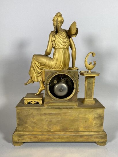 null Pendule en bronze doré figurant Psyché, le cadran aux chiffres romains à décor...