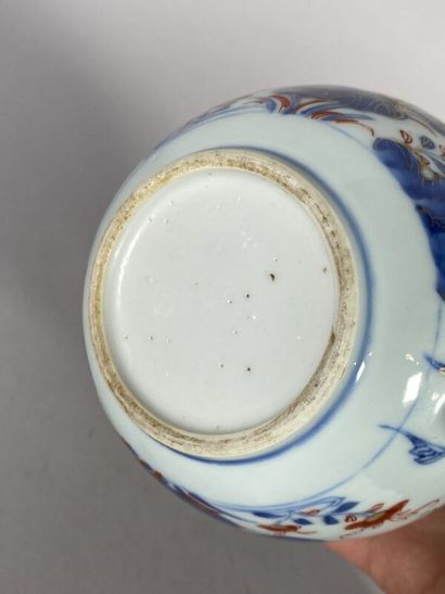 null CHINE 
Théière en porcelaine à décor Imari. 
H. 14,5 cm 