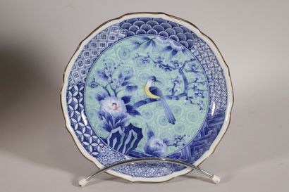 null JAPON - XXe 
Deux coupes polylobées en porcelaine décorée en bleu sous couverte,...