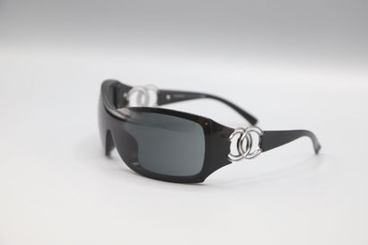 null CHANEL - DIOR
Suite de deux paires de lunettes verres solaire
Dior Milan Référence...