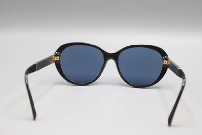 null CHANEL
Suite de trois montures de paires de lunettes avec verre solaires avec...