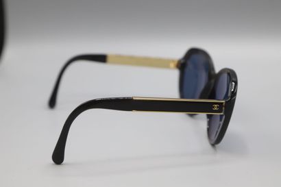 null CHANEL
Suite de trois montures de paires de lunettes avec verre solaires avec...