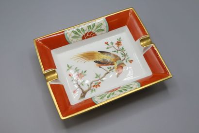 null HERMES
Cendrier en porcelaine à décor d'un oiseau branché, aile orange à réserve...