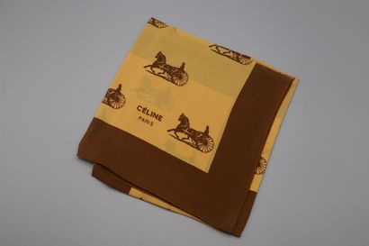 null CELINE. 
Foulard en soie beige et marron à décor d'attelage, 
55 x 55 cm
