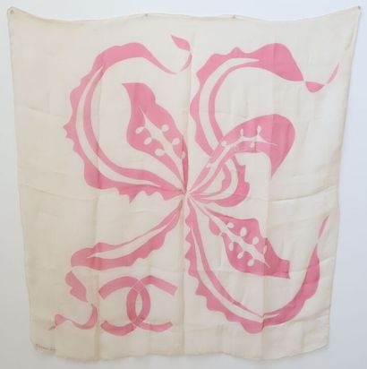 null CHANEL
Foulard en mousseline de soie à motif rose
82 x 82 cm
Petits trous et...